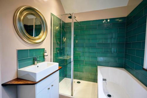 a bathroom with a sink and a tub and a mirror at Tastefully Decorated 1-Bed with Free Parking - At Hem in Winchester