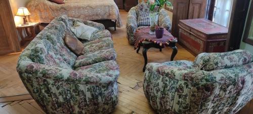 een woonkamer met 2 stoelen en een tafel bij Casa Ramirez - Guest House en el Segundo Piso in Sucre