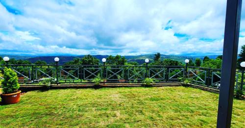 een balkon met uitzicht op de bergen bij Dadaji Cottage, a unit of DADAJI VILLA in Panchgani