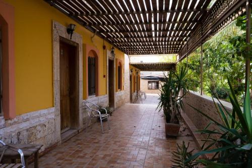 um corredor vazio de um edifício com tecto de madeira em Darna Divers Village em Aqaba