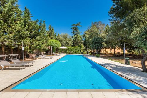 - une piscine dans l'arrière-cour d'une maison arborée dans l'établissement B&B Luxury da Salvatore, à Presicce