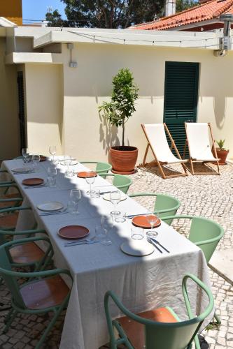 Foto dalla galleria di Beach house upscale villa with pool a Costa da Caparica