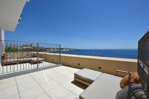 een balkon met uitzicht op de oceaan bij Santateresa in Bonifacio