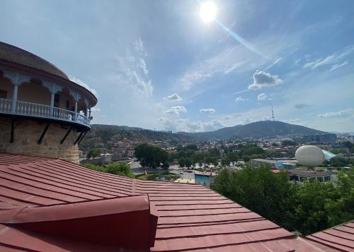 uitzicht op de stad vanaf het dak van een gebouw bij Apartment Paysage in Tbilisi City