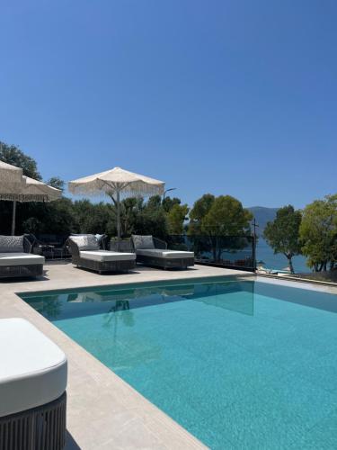 - une piscine avec vue sur l'eau dans l'établissement Mazarine Hotel, Vlorë, Albania, à Vlorë