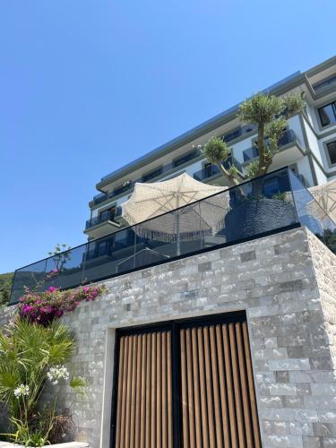 un bâtiment avec une porte en bois et un bâtiment dans l'établissement Mazarine Hotel, Vlorë, Albania, à Vlorë