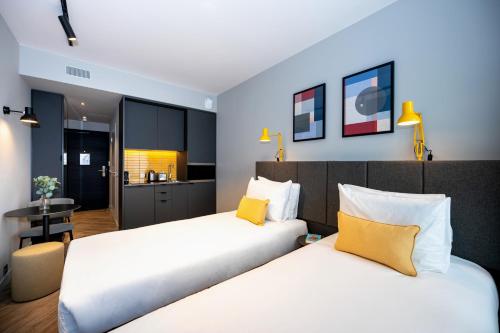 Cama ou camas em um quarto em Staycity Aparthotels Paris La Defense