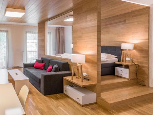 Una cama o camas en una habitación de Suites and Apartments Medvědín