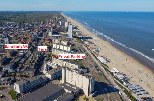 an aerial view of a beach and the ocean at Geräumiges und Modernes Apartment Tara am Meer mit Parkplatz! in Zandvoort