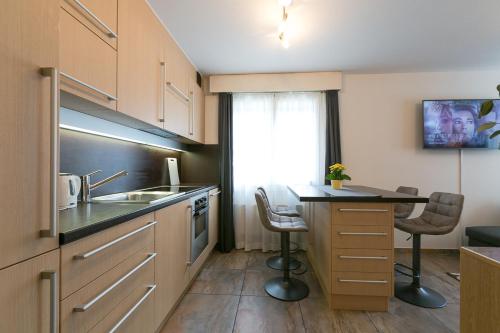 A kitchen or kitchenette at Spirit Apartments - Studio 2 - Küche - Parkplatz