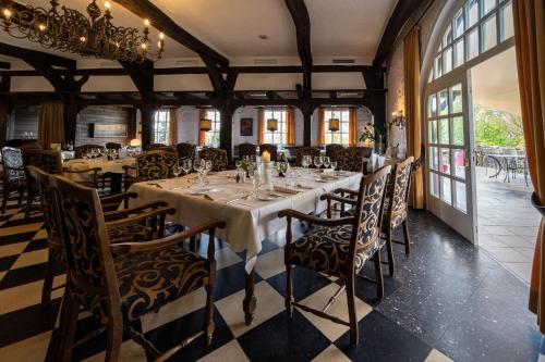 ein Esszimmer mit einem langen Tisch und Stühlen in der Unterkunft Hotel Niedersächsischer Hof in Bad Bentheim