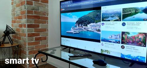 Televisyen dan/atau pusat hiburan di Ric Apartment Budva