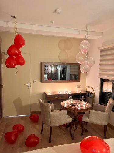 une salle à manger avec des ballons et une table avec des chaises dans l'établissement Paris Luxury Guest House - CDG Aéroport, à Roissy-en-France