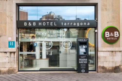 タラゴナにあるB&B HOTEL Tarragona Centro Urbisのホテルタラゴナ店(前方に駐車メーターあり)