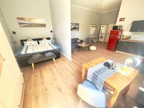 een kleine kamer met een bed en een tafel bij Gästehaus Sternschanze - App 4 Obermaat in Stralsund