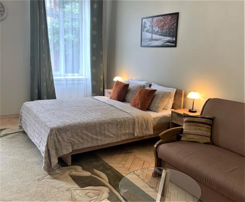 Кровать или кровати в номере Glorious Apartment Near The Old City