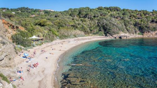 an aerial view of a beach with people in the water at Villetta I Due Pini - ArgonautiVacanze in Capoliveri