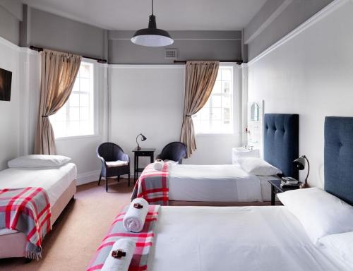 Cama ou camas em um quarto em Grand Hotel Sydney