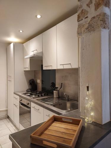 Dapur atau dapur kecil di Sous murs, petite maison de ville au charme authentique