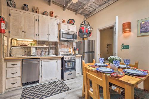 cocina con mesa de madera y comedor en Authentic Adobe Abode Less Than 1 Mile to Sante Fe Plaza!, en Santa Fe