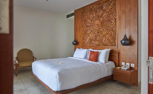 Una cama o camas en una habitación de Rajavilla Lombok Resort - Seaside Serenity