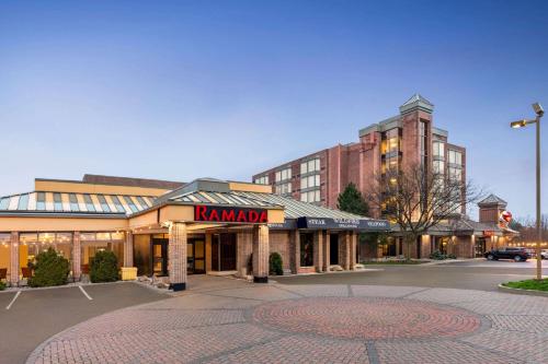 un edificio con un cartello karamota in un parcheggio di Ramada Plaza by Wyndham Niagara Falls a Niagara Falls