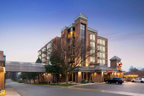 un edificio alto con una macchina parcheggiata di fronte di Ramada Plaza by Wyndham Niagara Falls a Niagara Falls