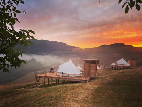 Peisaj natural din apropierea al acestui cort de lux