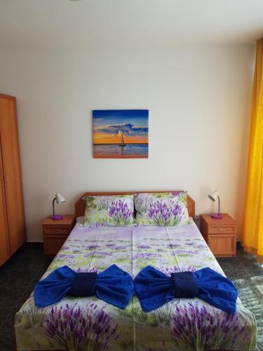 - une chambre avec un lit orné de fleurs violettes dans l'établissement Riviera Complex 6, à Sveti Vlas