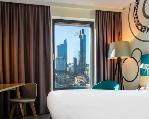 Ένα ή περισσότερα κρεβάτια σε δωμάτιο στο Holiday Inn - Warsaw City Centre, an IHG Hotel