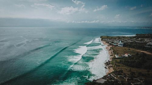 - une vue aérienne sur l'océan et la plage dans l'établissement Terra Cottages Bali, à Uluwatu