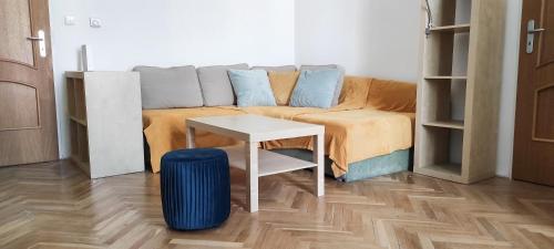 un soggiorno con divano e tavolo di Apartment Green House - Old Town a Bratislava