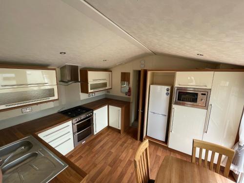 Кухня или кухненски бокс в 2-Bedroom Caravan in Uddingston, Glasgow