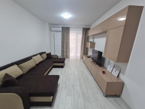 sala de estar con sofá y TV en Apartament Moghioros Park Residence DUM1, en Bucarest