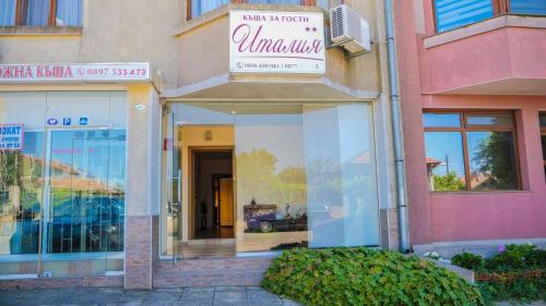 a store front of a building with a car in the window at Guest House Italia in Kavarna