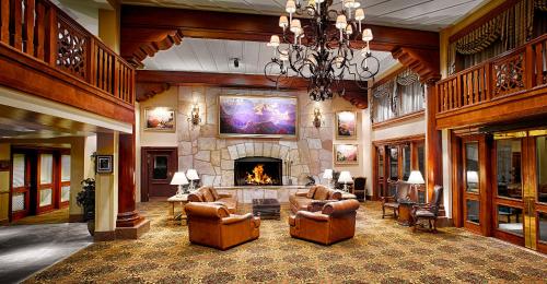 Grand Canyon Railway Hotel tesisinde bir oturma alanı