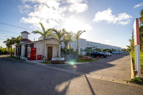 eine Straße mit einem Gebäude an der Seite einer Straße in der Unterkunft Hotel Santa Barbara Miyakojima Resort in Miyako-jima