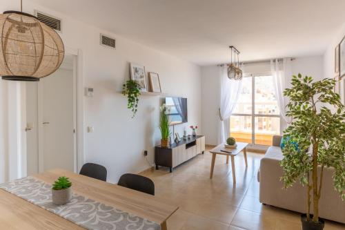 - un salon avec une table et une salle à manger dans l'établissement Apartamento Catania en Aguadulce con vistas al mar, à Aguadulce