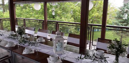 een eetkamer met een tafel en een groot raam bij Hotel Preveza in Spišská Nová Ves