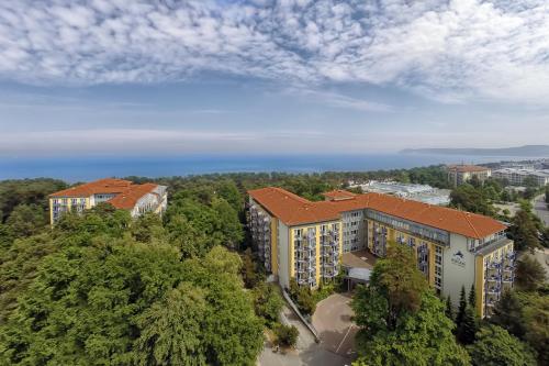 una vista sul cielo di un edificio con l'oceano sullo sfondo di IFA Rügen Hotel & Ferienpark a Binz