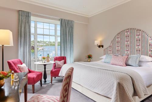 Una cama o camas en una habitación de Actons Hotel Kinsale