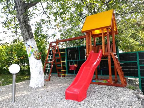 Zona de juegos para niños en Riverside Buna - Mostar