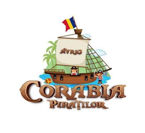 uma imagem de um navio pirata com as palavras pirataria incocomédia em Vila Hubertus em Avrig