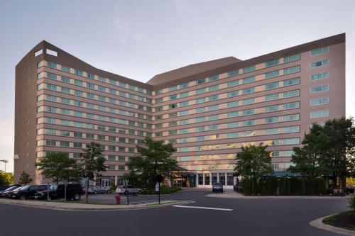 a large building with a parking lot in front of it at Sonesta Chicago O'Hare Airport Rosemont in Rosemont