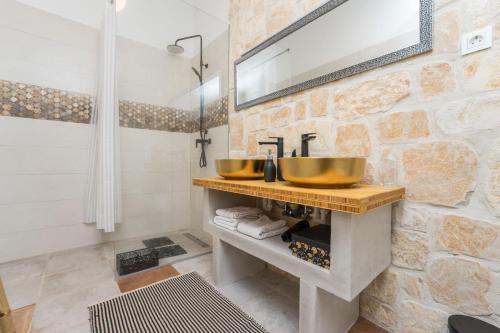 Un baño de LUXURY VILLA AENONA