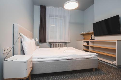 A bed or beds in a room at Roze Park Rooms