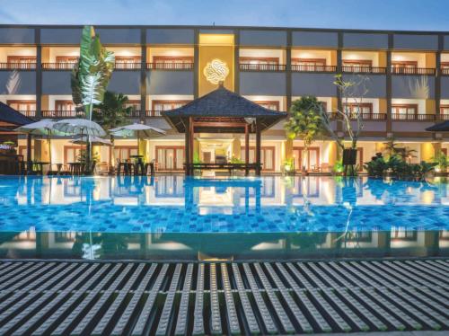 Sima Hotel Kuta Lombok في كوتا لومبوك: مسبح امام الفندق