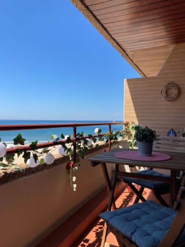 d'un balcon avec une table et des chaises donnant sur l'océan. dans l'établissement Oporto beach apartment, à Matosinhos