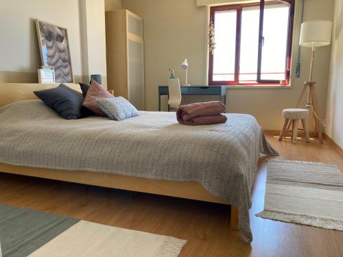 - une chambre avec un grand lit dans l'établissement Oporto beach apartment, à Matosinhos