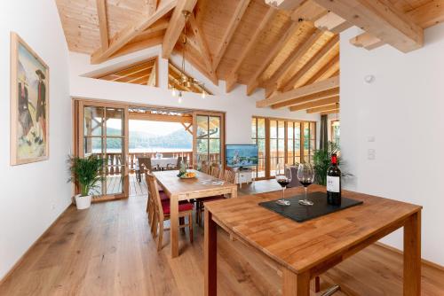 een eetkamer met een tafel met wijnglazen erop bij Villa Frischmuth am See in Altaussee